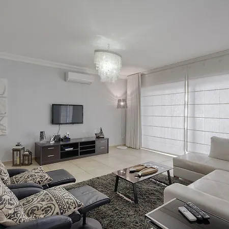 Luxury With Side Seaviews And Pool, Location Apartment Sliema