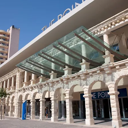 Luxury With Side Seaviews And Pool, Location