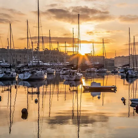 Luxury With Side Seaviews And Pool, Location