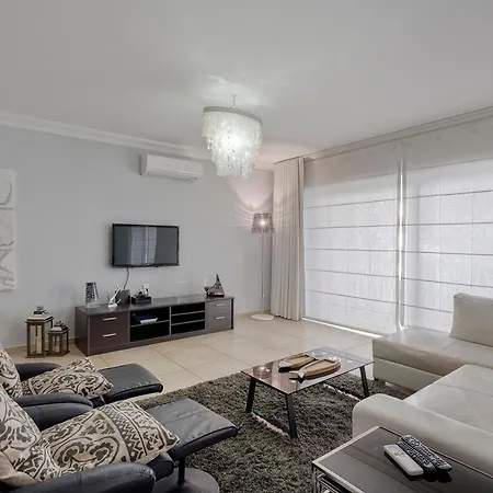 Luxury With Side Seaviews And Pool, Location Apartman