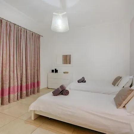 Luxury With Side Seaviews And Pool, Location Apartment Sliema