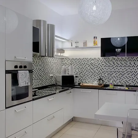 Luxury With Side Seaviews And Pool, Location Sliema