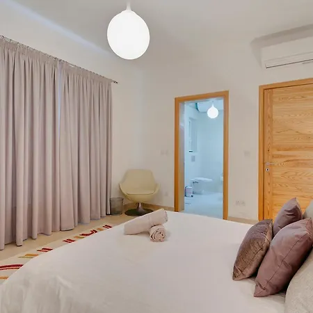 Luxury With Side Seaviews And Pool, Location Apartman